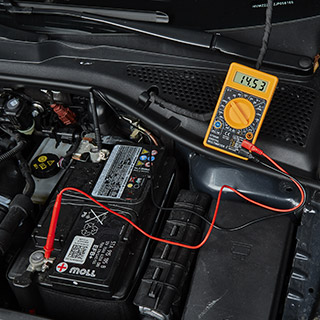 Comment tester une batterie de voiture avec un multimètre