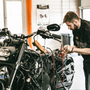 Comment débrancher, rebrancher, recharger ou changer la batterie de ma moto ?