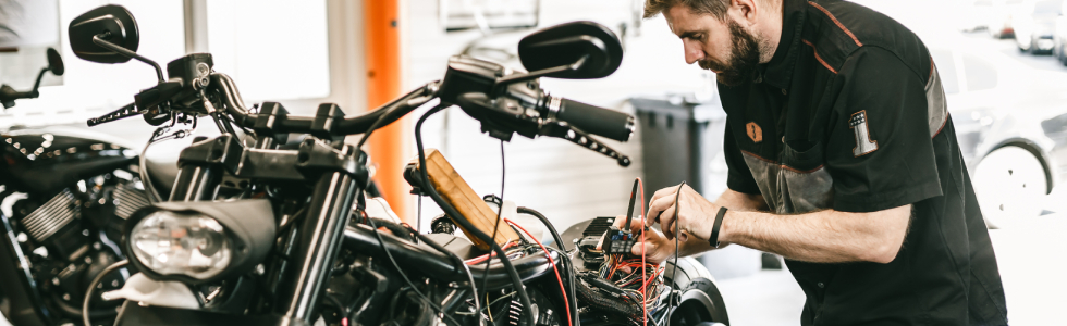 Comment débrancher, rebrancher, recharger ou changer la batterie de ma moto ?