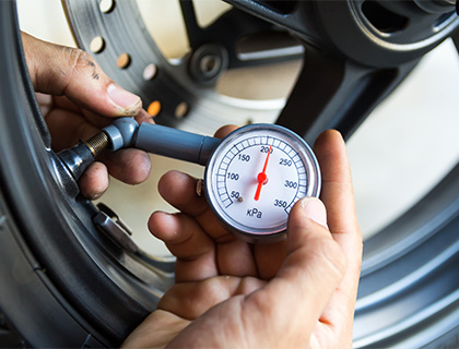 Quand vérifier la pression des pneus de votre moto