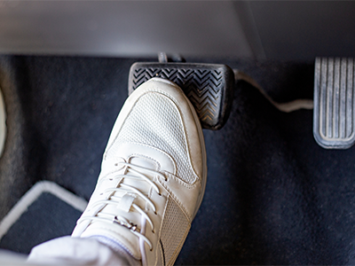 Comment le pneu devient-il lisse ?