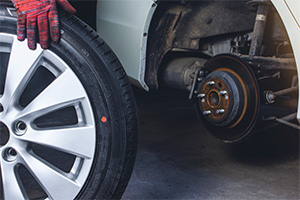 démonter les roues de la voiture
