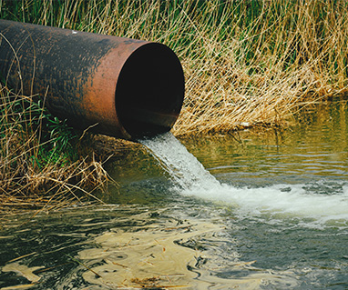 risques de pollution de l'eau, des sols et des canalisations liés au rejet d'huile moteur usagée et de la filière de collecte dédiée.