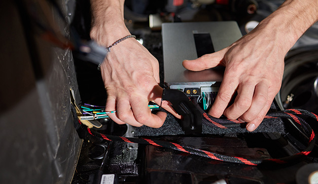 Branchement d'enceintes sur autoradio avec connecteur ISO et câbles colorés